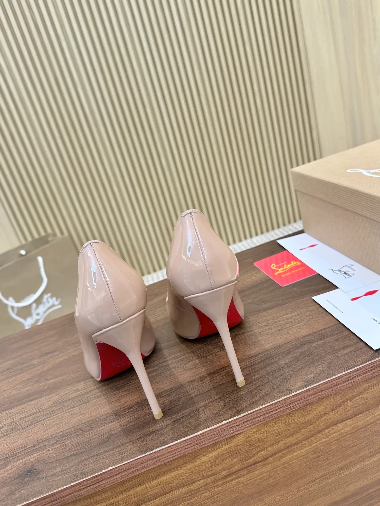 👟👟Ex-factory price 440👟👟 Genuine leather sole +40 shipped all year round 💝Christian Louboutin CL👠 "Imported cow patent leather💎 series" noble and luxurious, real blingbling✨ real materials, all customized by the pattern maker, and the materials are made of original customized materials, achieving the taste of the original 5 color options💍 Upper: Imported 👉Cow patent leather💪 Lining: Sheepskin foot pad/lining Size: 34-40.41.42 Heel height: 10.5cm and 8.5cm two options Leather sole Rubber sole